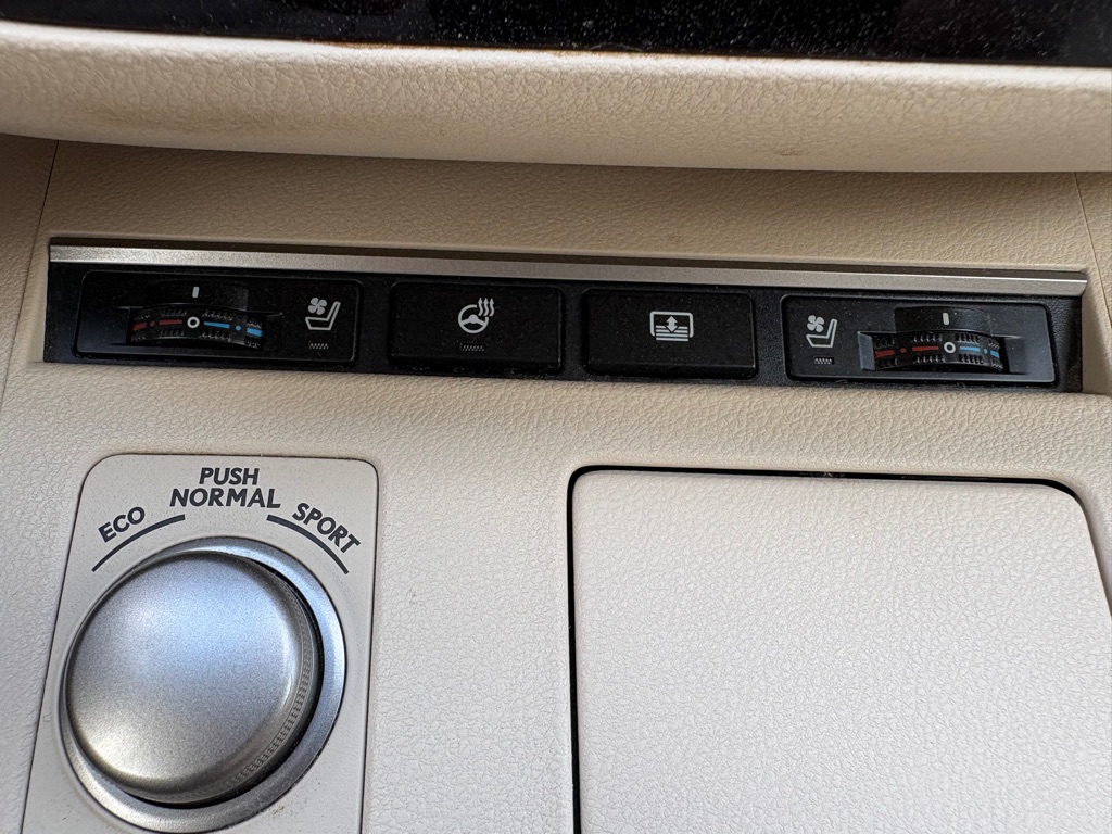 Photo 26 of this LEXUS ES