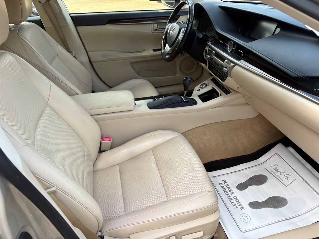 Photo 14 of this LEXUS ES