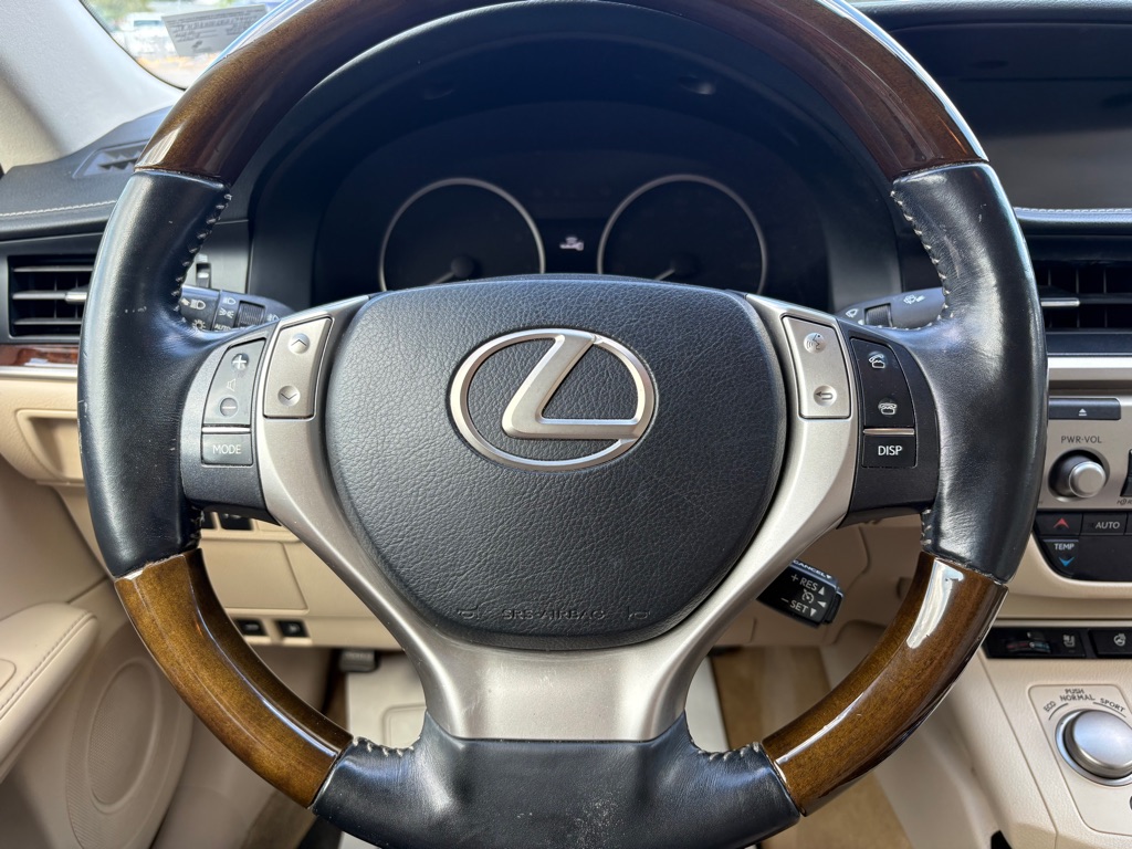 Photo 18 of this LEXUS ES