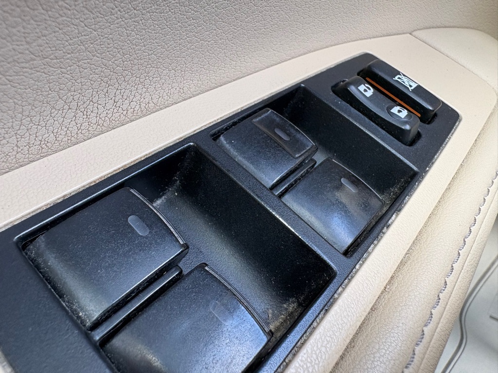 Photo 22 of this LEXUS ES
