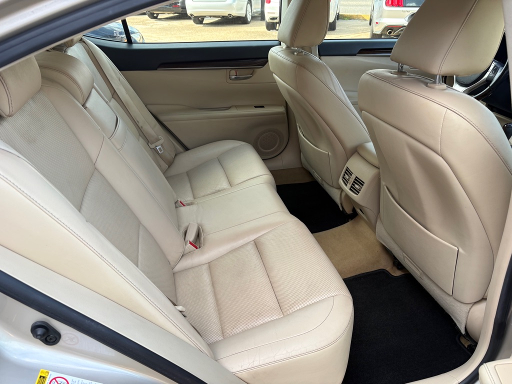 Photo 13 of this LEXUS ES