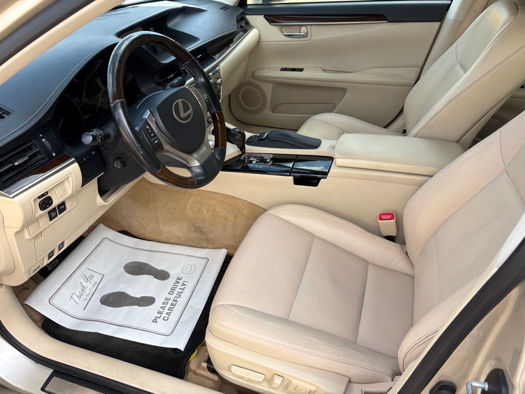Photo 10 of this LEXUS ES