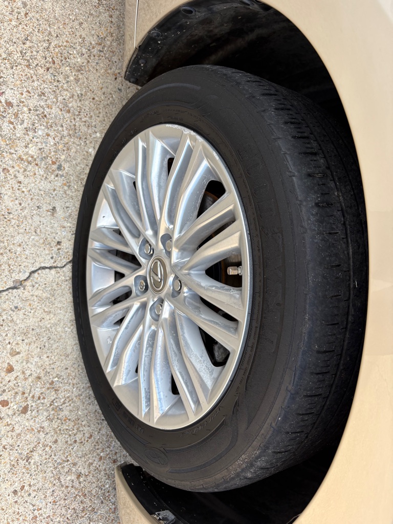 Photo 33 of this LEXUS ES
