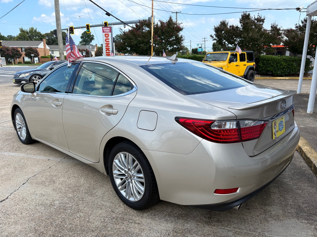 Photo 4 of this LEXUS ES