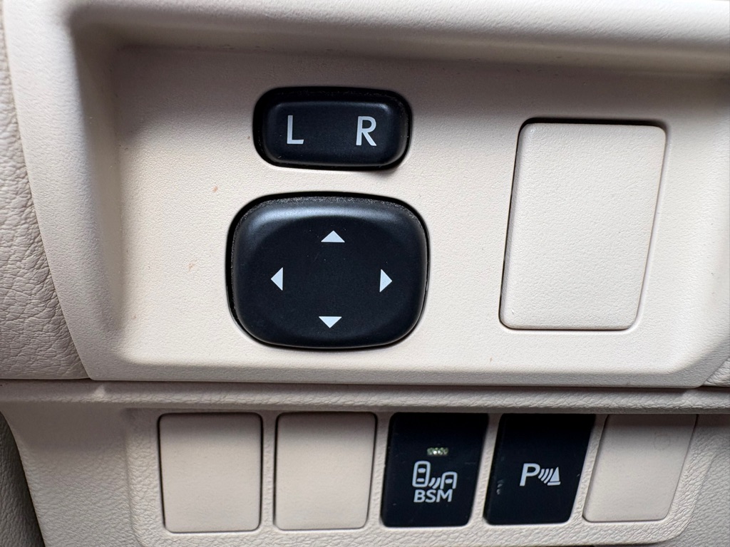 Photo 21 of this LEXUS ES