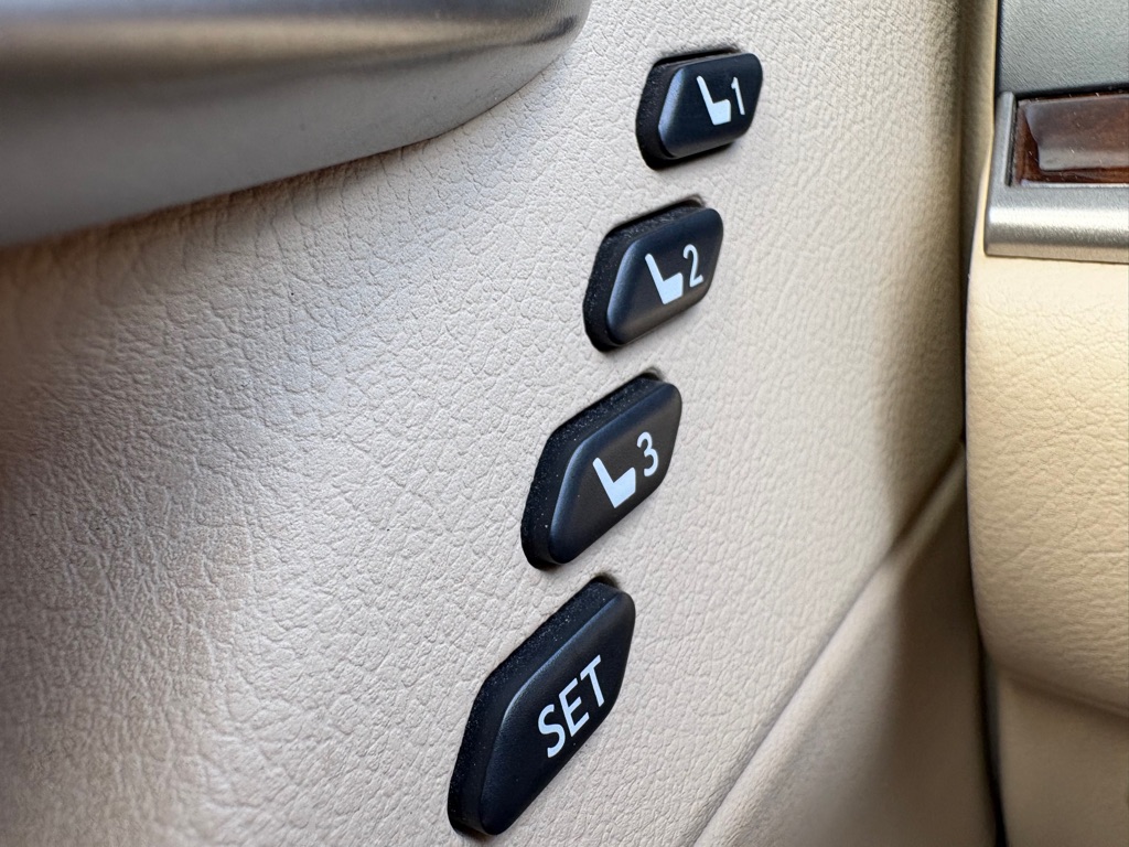 Photo 23 of this LEXUS ES