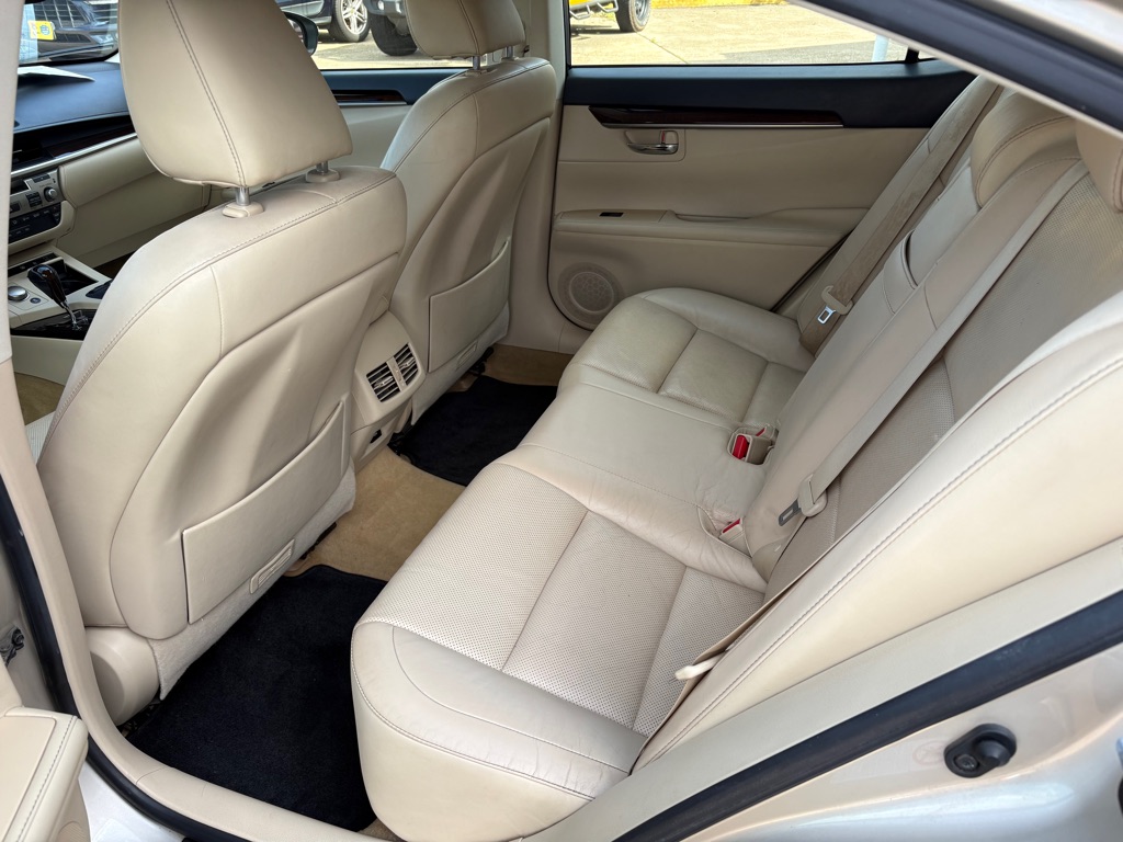 Photo 11 of this LEXUS ES