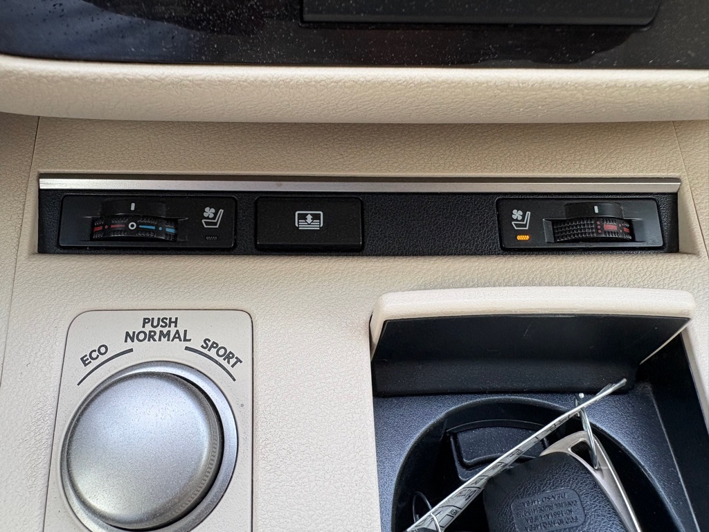 Photo 25 of this LEXUS ES