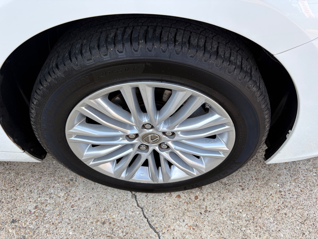 Photo 32 of this LEXUS ES