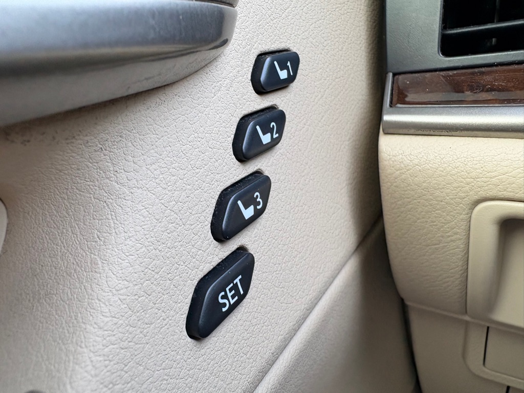 Photo 21 of this LEXUS ES