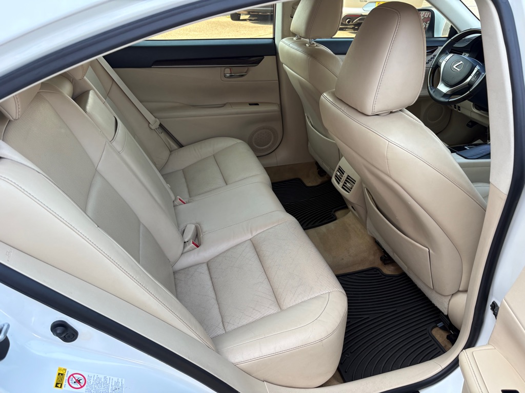Photo 12 of this LEXUS ES