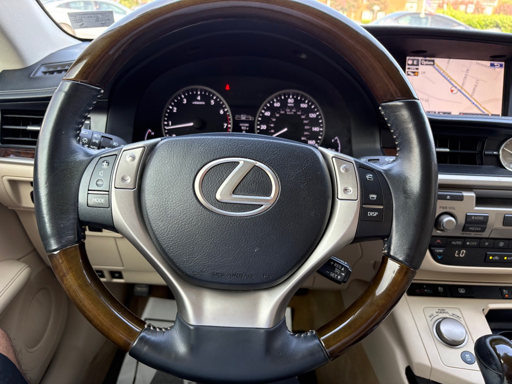 Photo 17 of this LEXUS ES