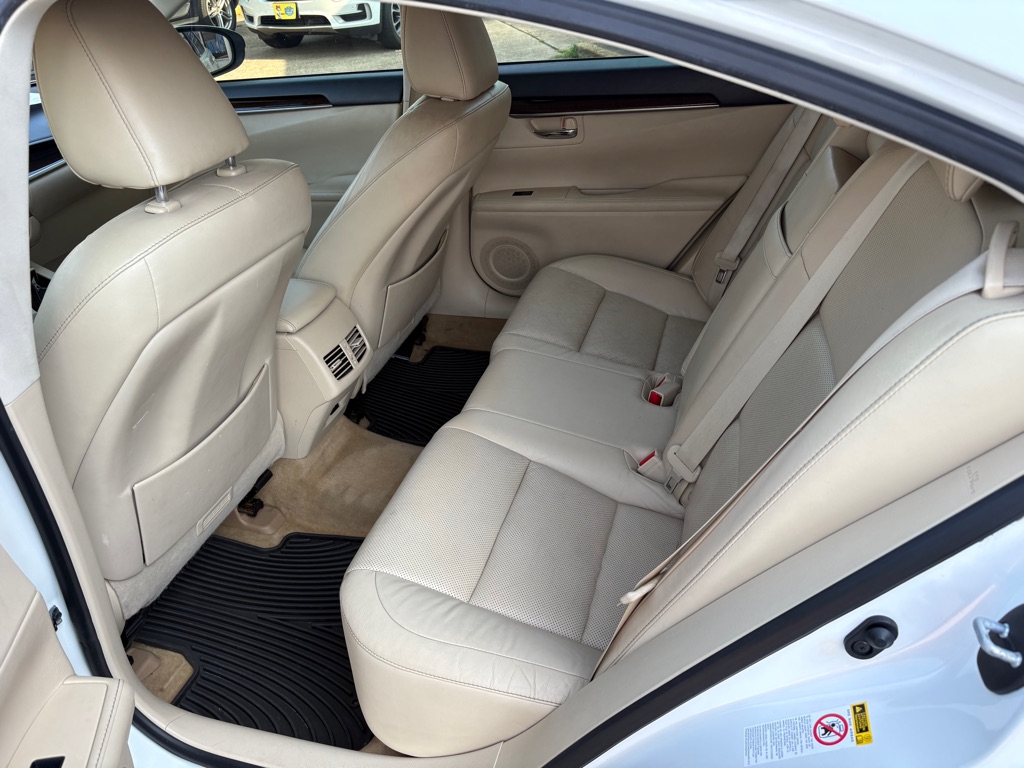 Photo 10 of this LEXUS ES
