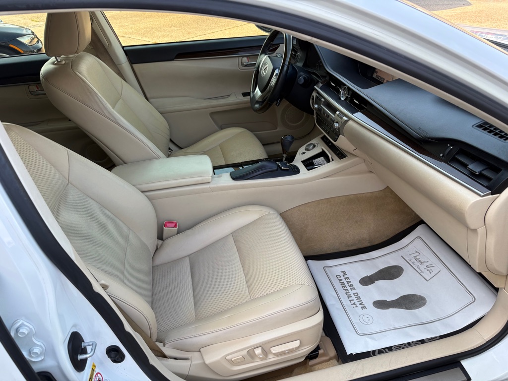 Photo 13 of this LEXUS ES