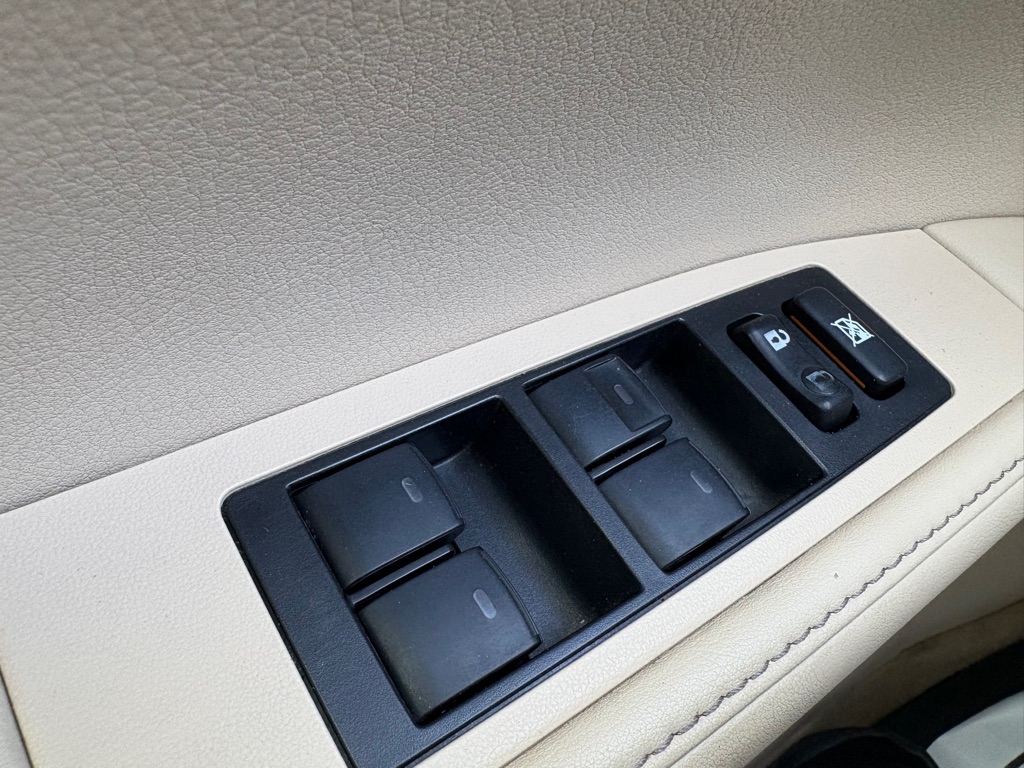 Photo 22 of this LEXUS ES
