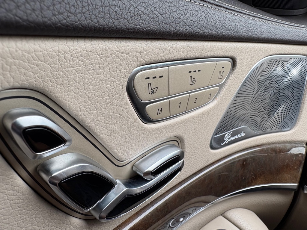 Photo 25 of this MERCEDES-BENZ S-CLASS