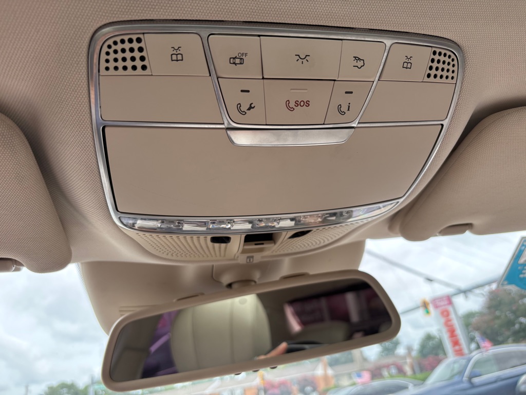Photo 30 of this MERCEDES-BENZ S-CLASS