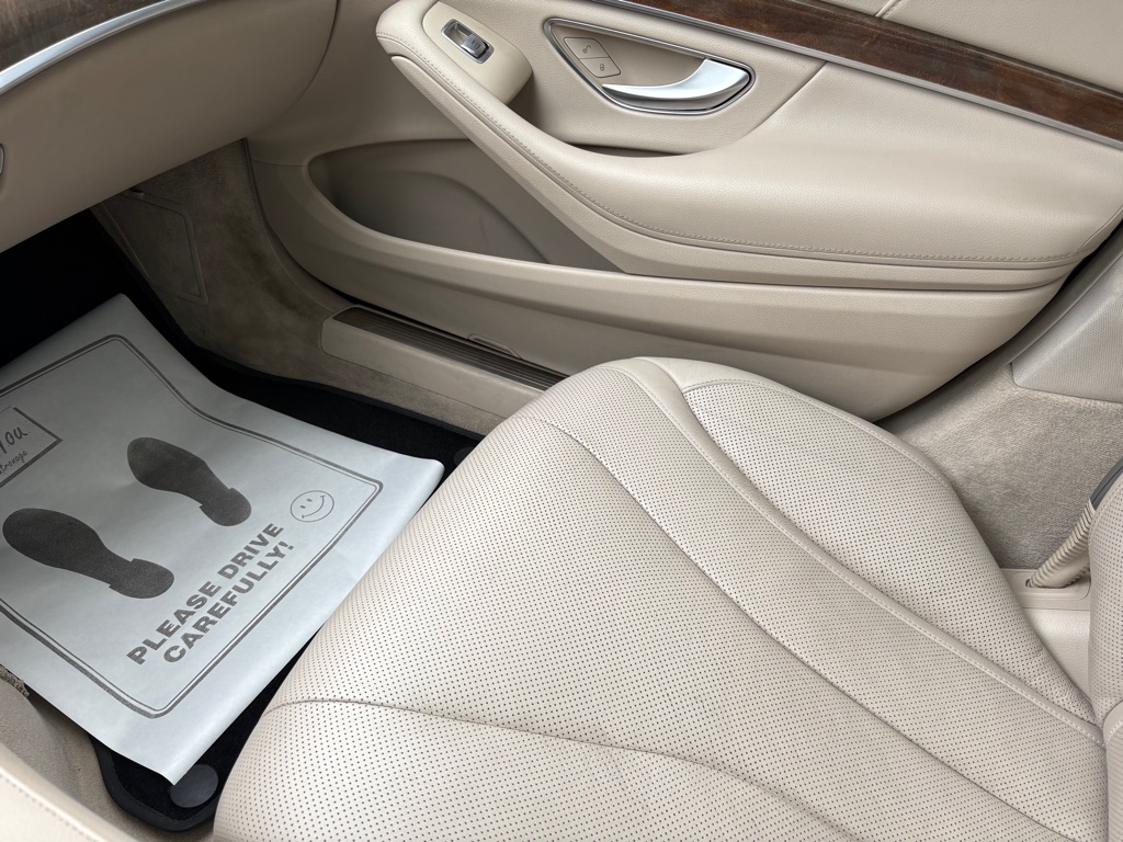 Photo 29 of this MERCEDES-BENZ S-CLASS