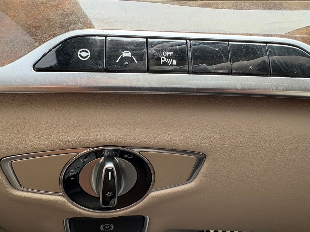 Photo 23 of this MERCEDES-BENZ S-CLASS