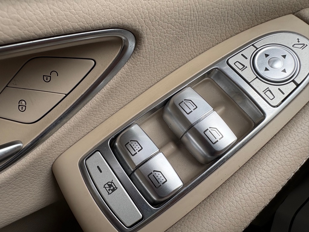 Photo 24 of this MERCEDES-BENZ S-CLASS
