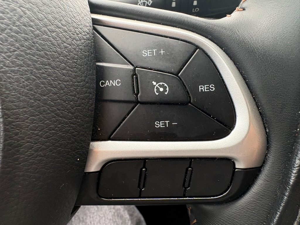 Photo 17 of this JEEP COMPASS