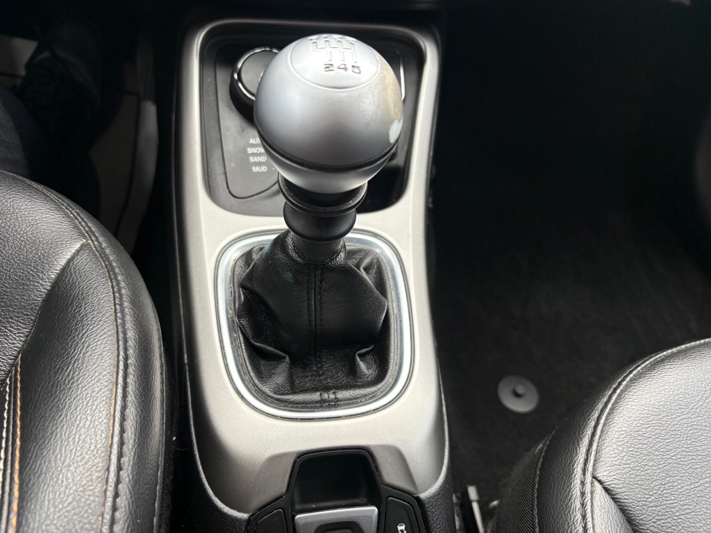 Photo 24 of this JEEP COMPASS