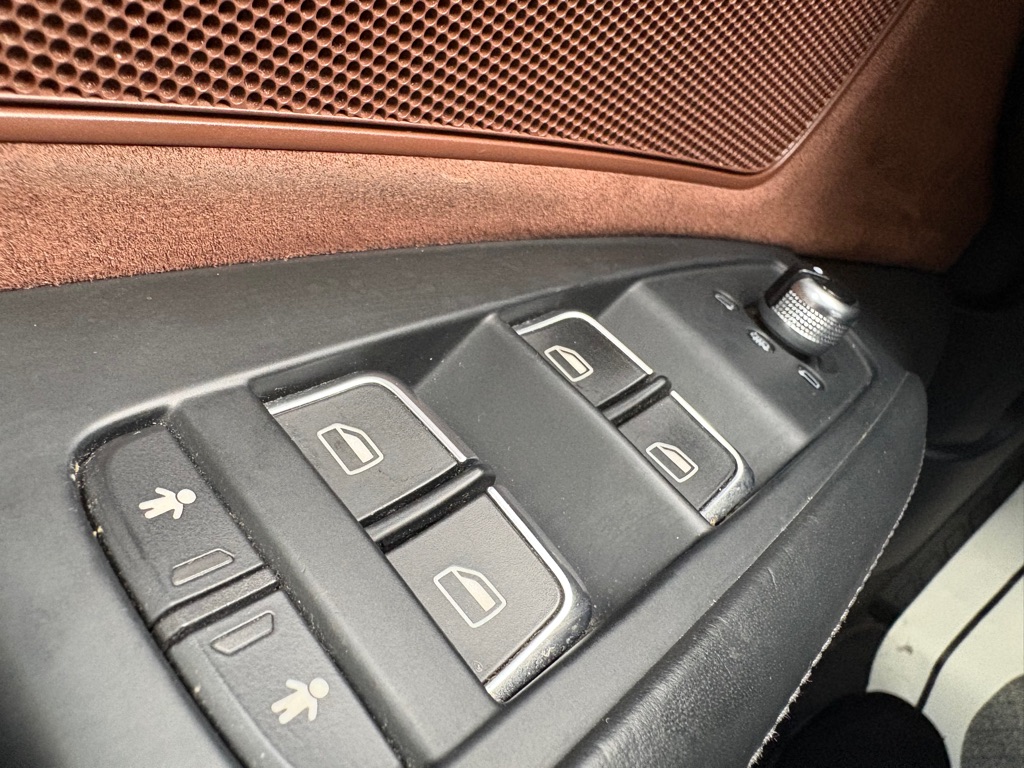 Photo 22 of this AUDI A8