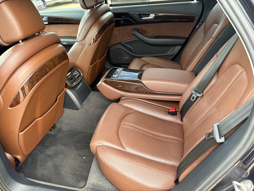 Photo 11 of this AUDI A8