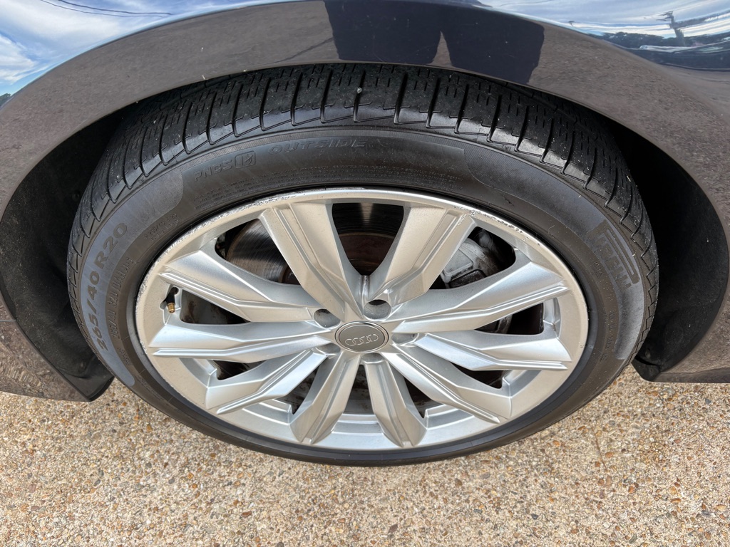 Photo 28 of this AUDI A8