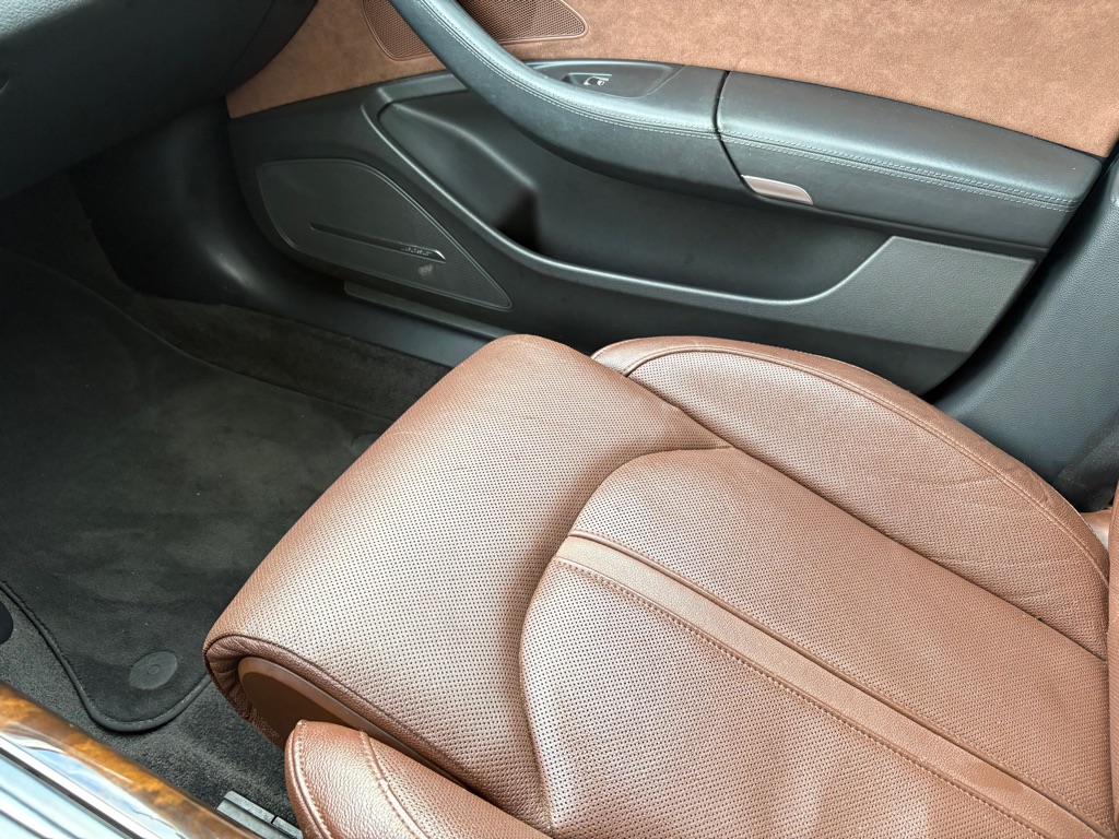 Photo 26 of this AUDI A8