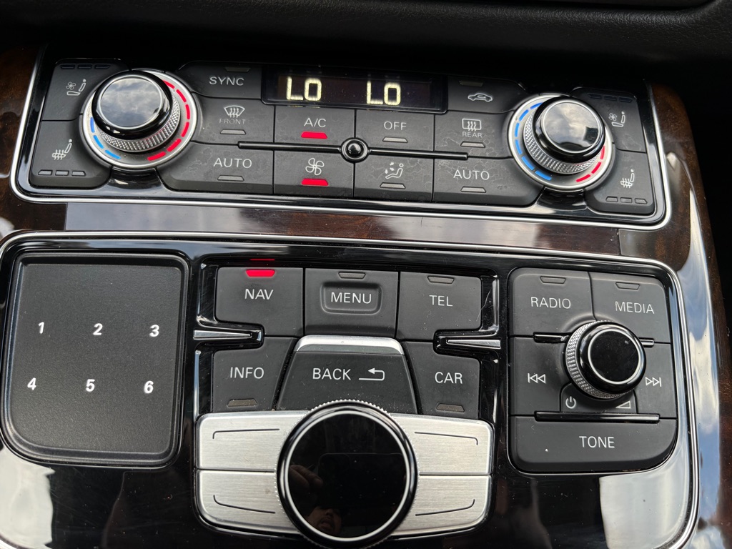 Photo 24 of this AUDI A8