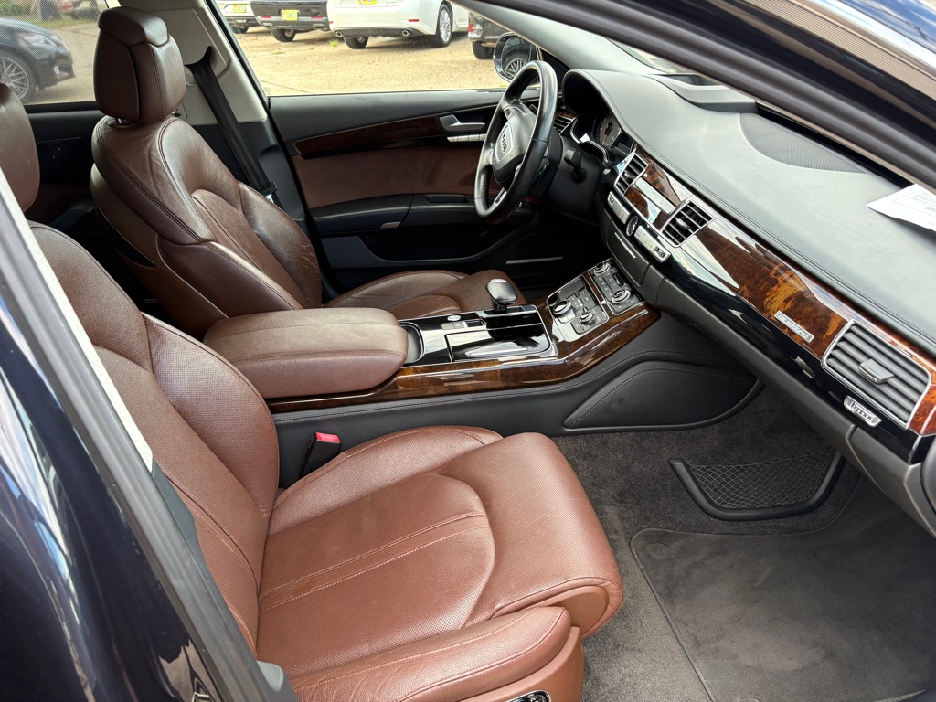 Photo 14 of this AUDI A8