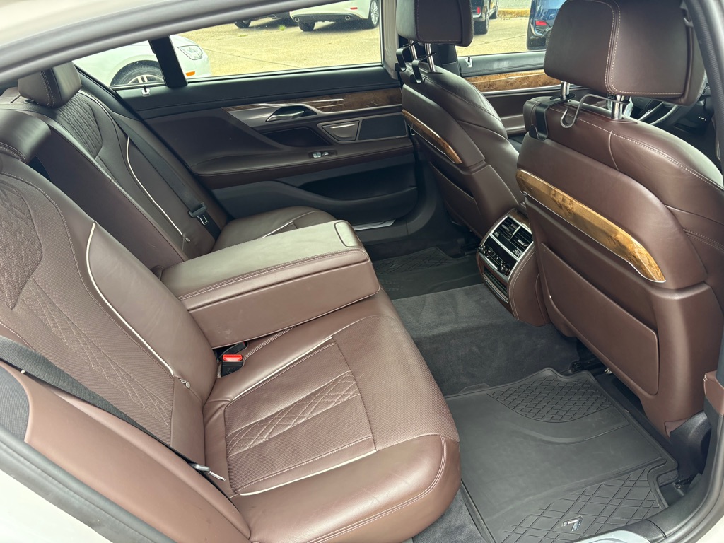 Photo 13 of this BMW 750
