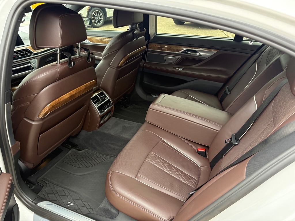 Photo 11 of this BMW 750