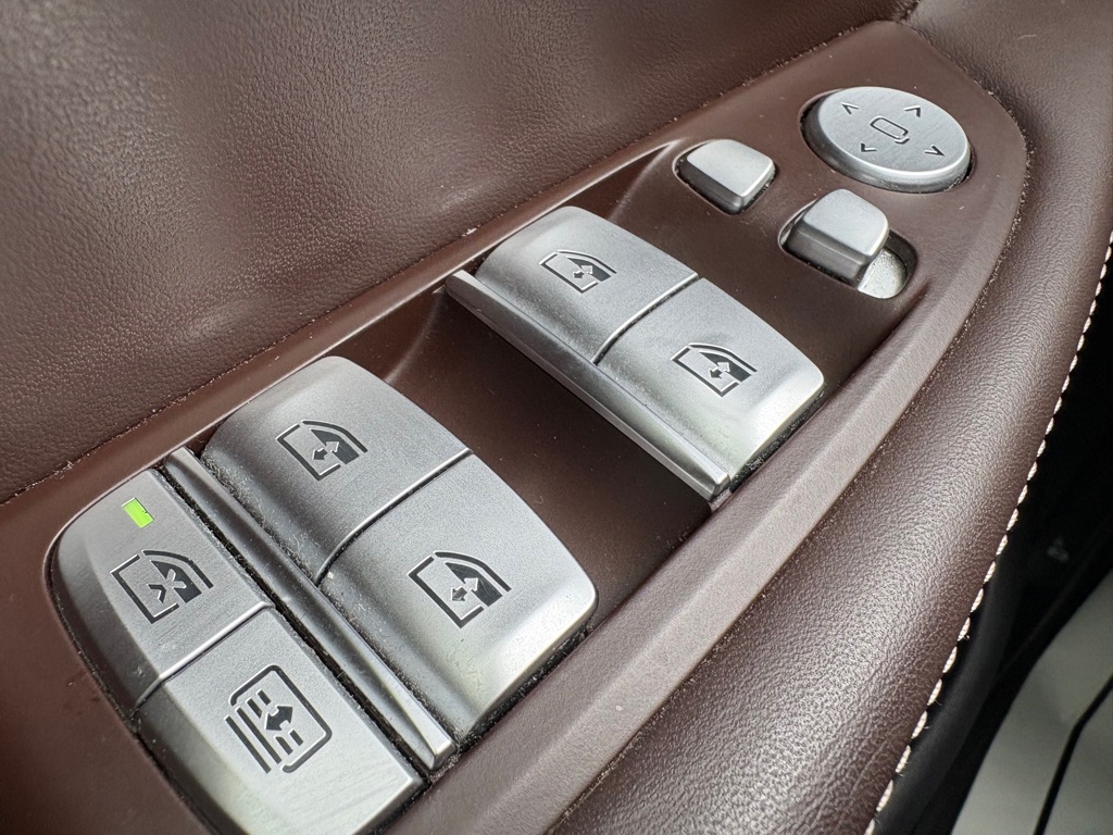 Photo 22 of this BMW 750