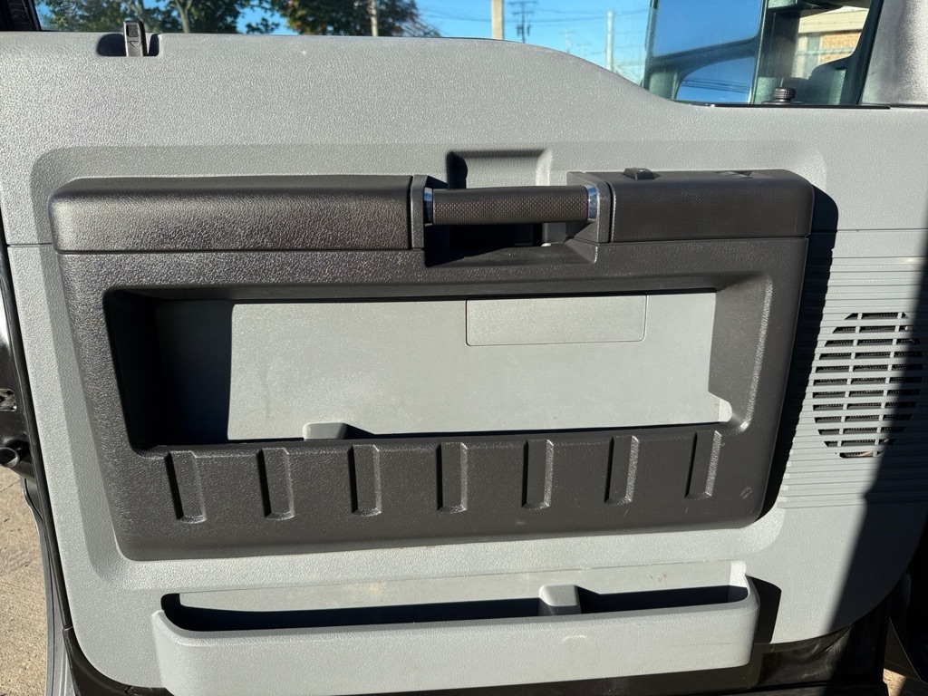 Photo 23 of this FORD F550