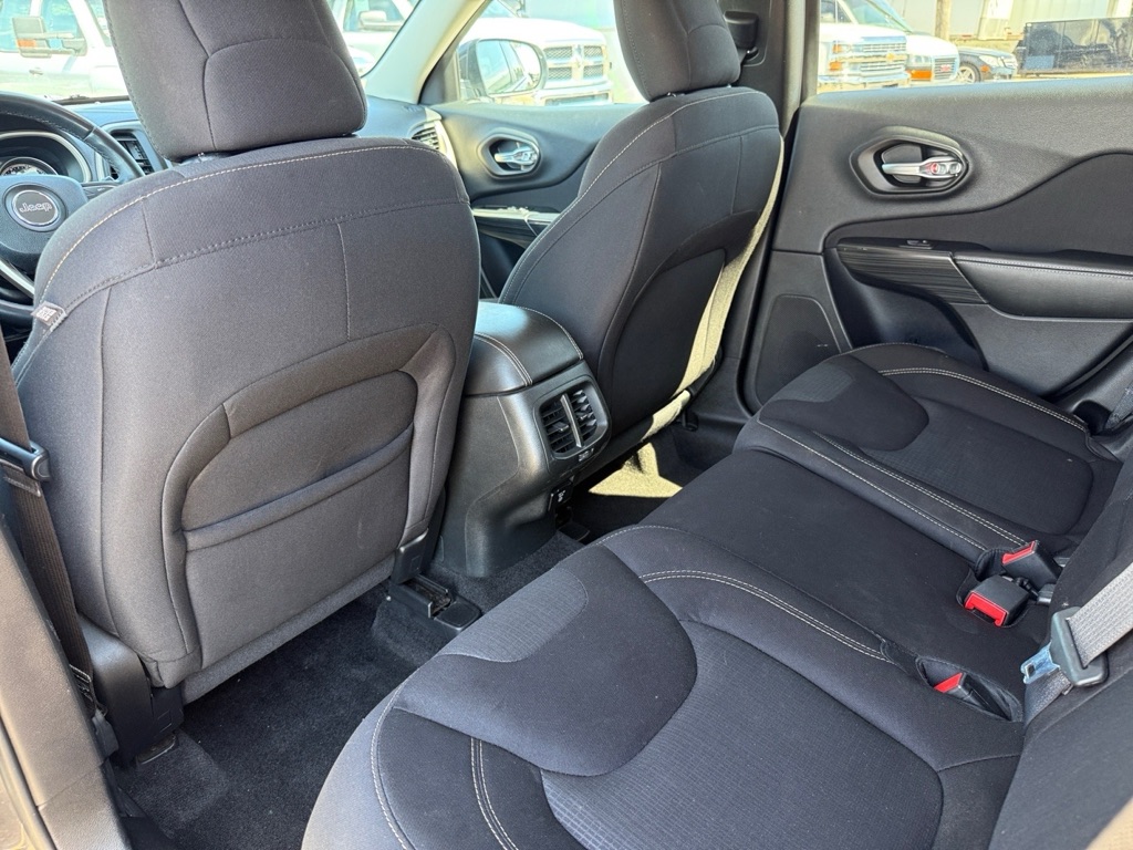 Photo 14 of this JEEP CHEROKEE