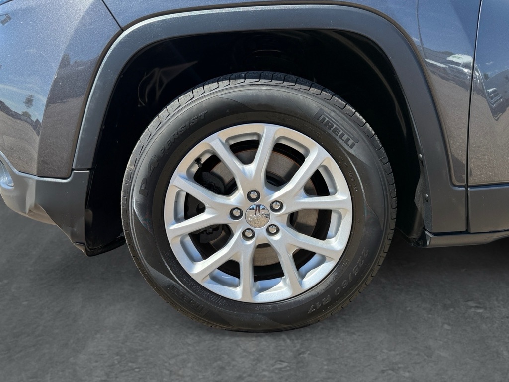 Photo 30 of this JEEP CHEROKEE