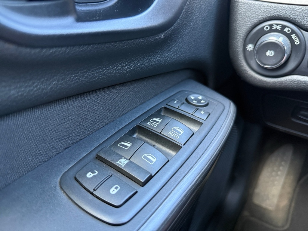 Photo 37 of this JEEP CHEROKEE
