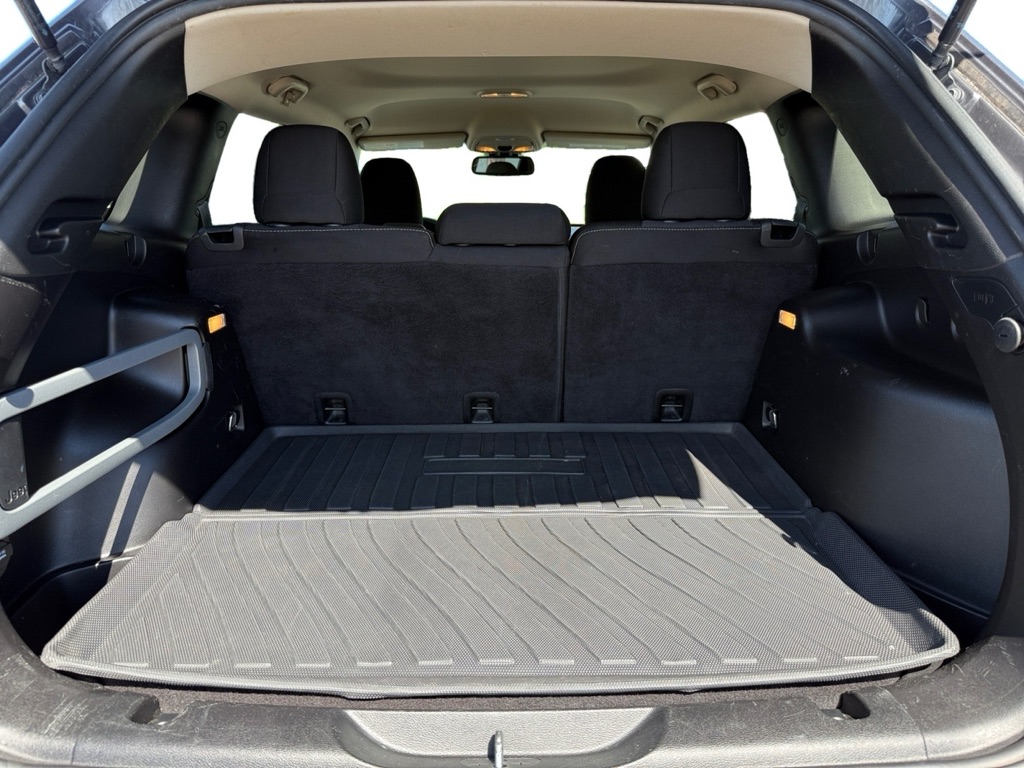 Photo 17 of this JEEP CHEROKEE
