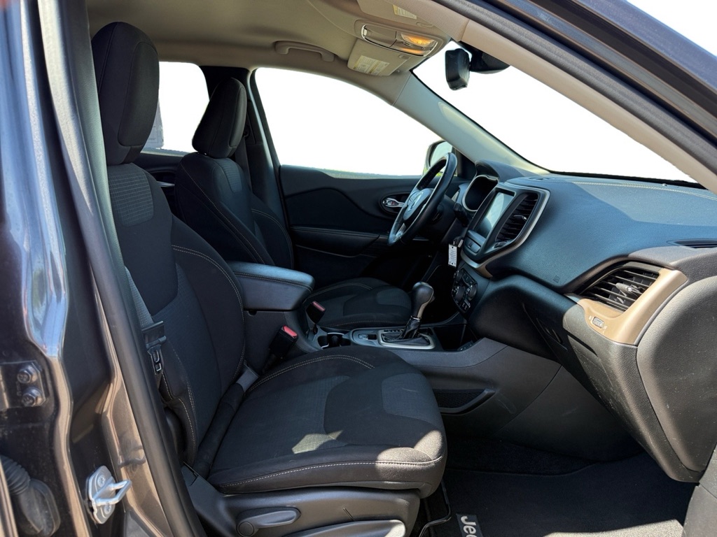 Photo 12 of this JEEP CHEROKEE