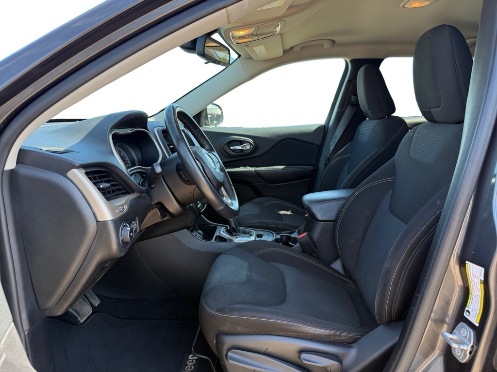 Photo 9 of this JEEP CHEROKEE