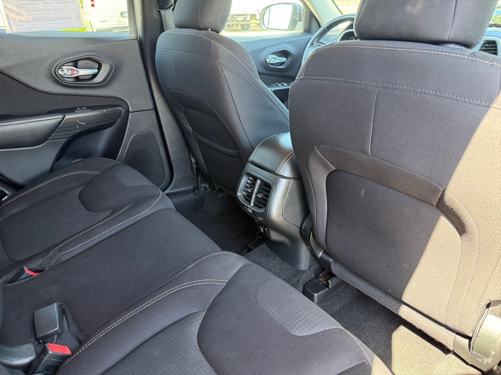 Photo 16 of this JEEP CHEROKEE