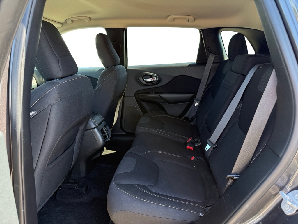 Photo 13 of this JEEP CHEROKEE