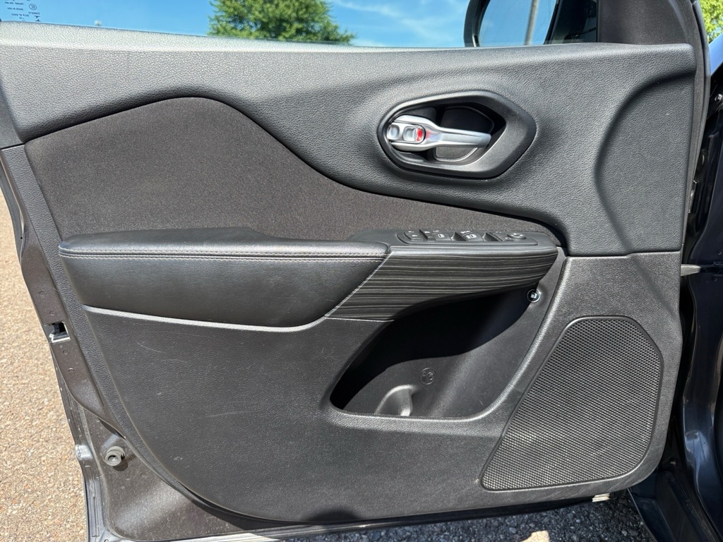 Photo 38 of this JEEP CHEROKEE