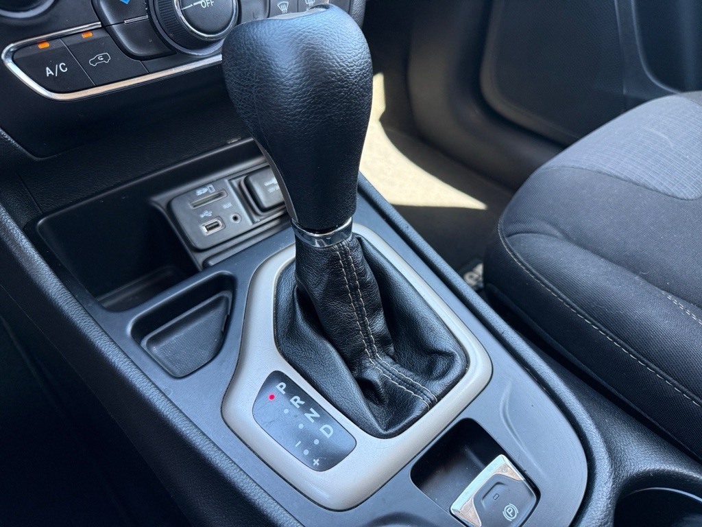 Photo 28 of this JEEP CHEROKEE