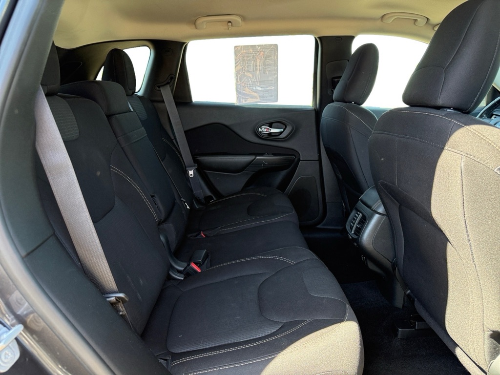 Photo 15 of this JEEP CHEROKEE