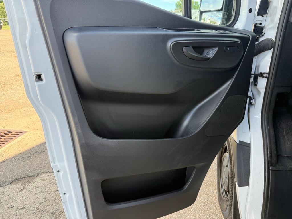 Photo 27 of this MERCEDES-BENZ SPRINTER