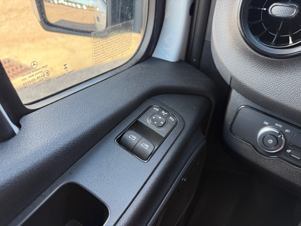 Photo 26 of this MERCEDES-BENZ SPRINTER