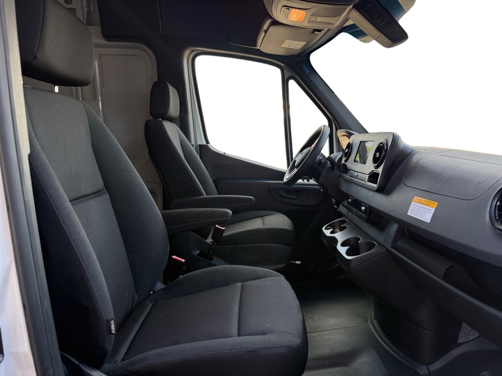 Photo 12 of this MERCEDES-BENZ SPRINTER